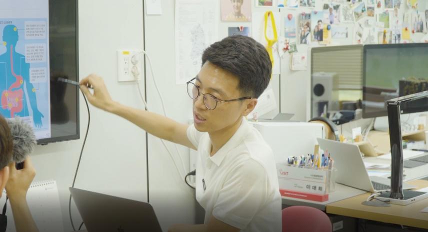 [Y-KAST X 과학쿠키 #5] 이대희 차세대회원 "이제 과학은 미생물도 만들 수 있습니다. 세포를 '공장'처럼 활용하는 기술, 합성생물학이란 무엇일까?" 썸네일